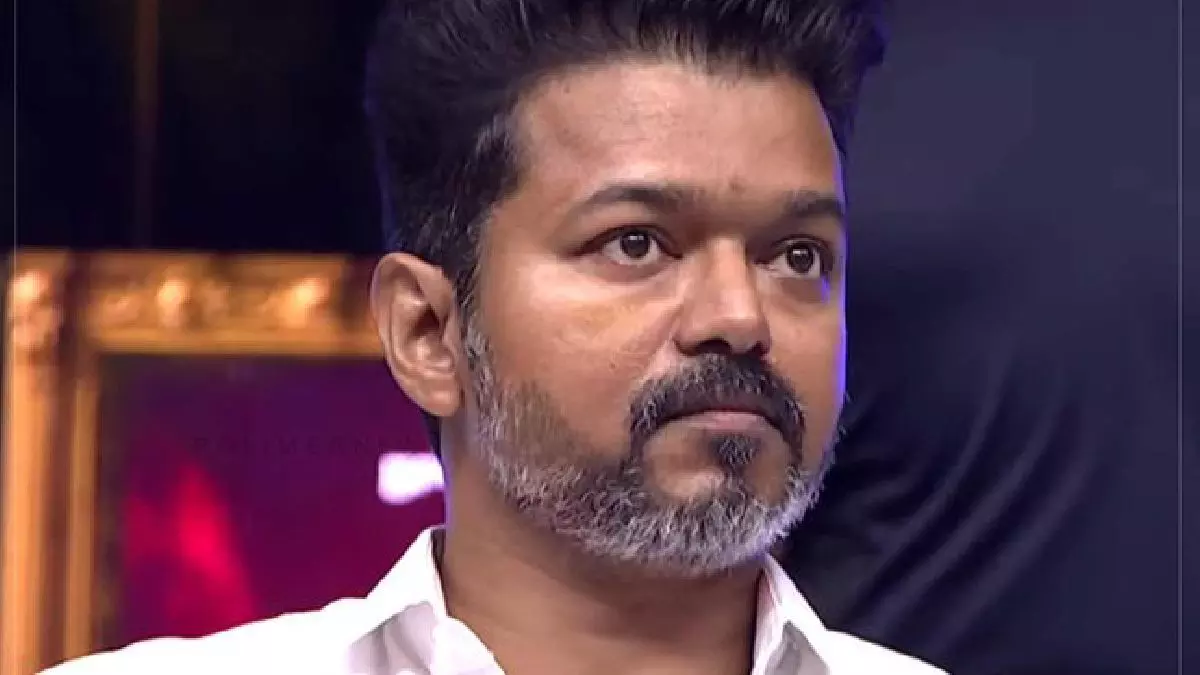 Vijay: ஹீரோ டூ தலைவர்… மாநில மாநாட்டுக்கு பின்னர் முதல் எண்ட்ரி… ஸ்மார்ட் லுக்கில் விஜய்!..