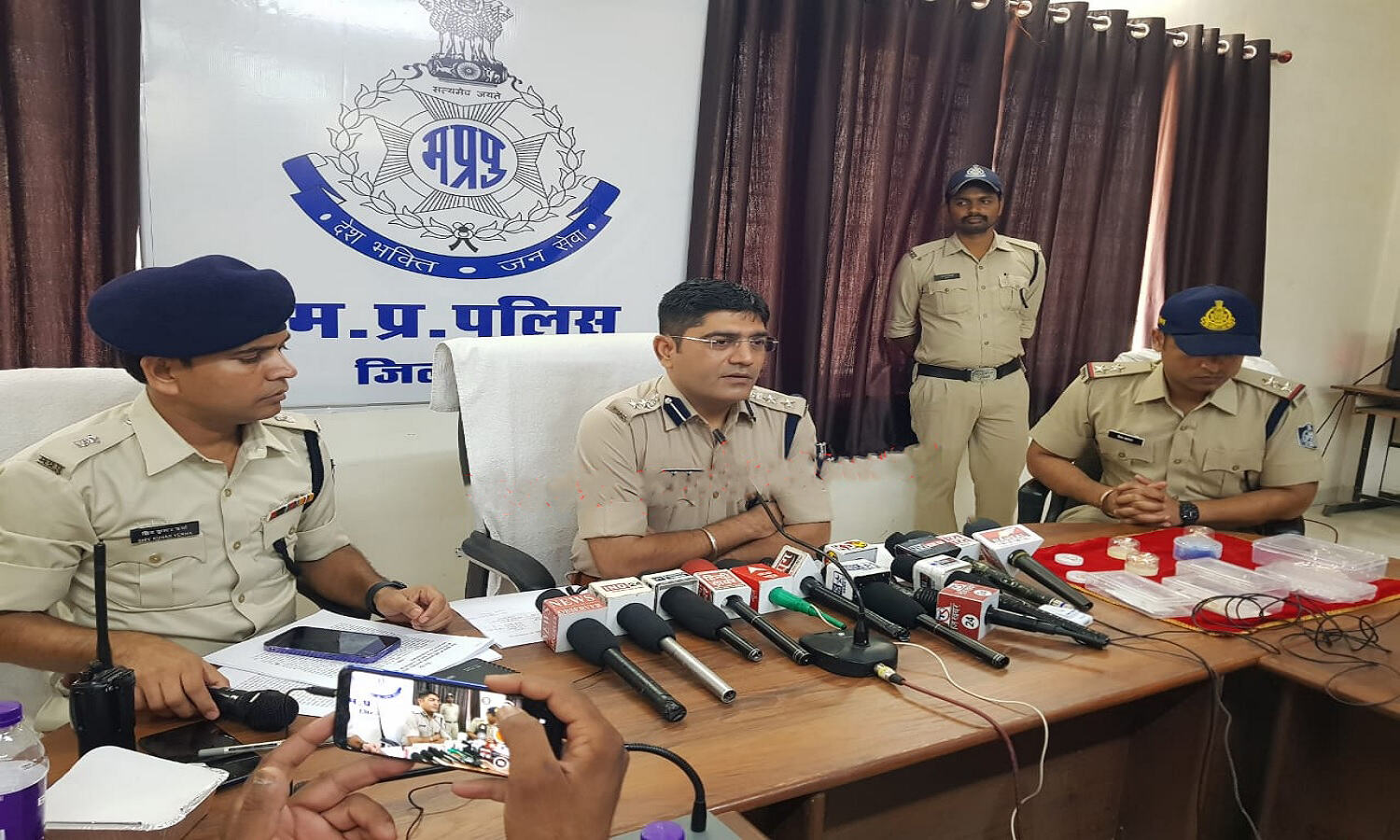 விருது விழாவில் இப்படி சொல்லி கூப்பிட்டாங்க!.. மனசு நொந்து பேசிய இசையமைப்பாளர் தேவா..! விருது விழாவில் இப்படி சொல்லி கூப்பிட்டாங்க!.. மனசு நொந்து பேசிய இசையமைப்பாளர் தேவா..!