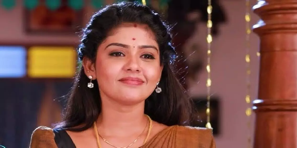 Pandian Stores2: மீனாவின் கெத்து வலுவா இருக்கே… சக்திவேலுக்கு பல்ப் கொடுத்த சம்பவம்… Pandian Stores2: மீனாவின் கெத்து வலுவா இருக்கே… சக்திவேலுக்கு பல்ப் கொடுத்த சம்பவம்…