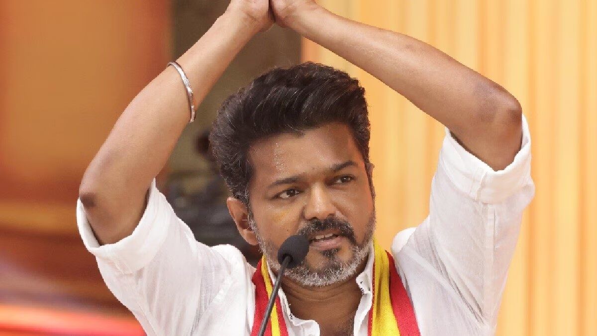 6 மணி நேரம் டிராவல்.. காத்திருந்த ரசிகர்களுக்கு விபூதி அடித்த விஜய் 6 மணி நேரம் டிராவல்.. காத்திருந்த ரசிகர்களுக்கு விபூதி அடித்த விஜய்