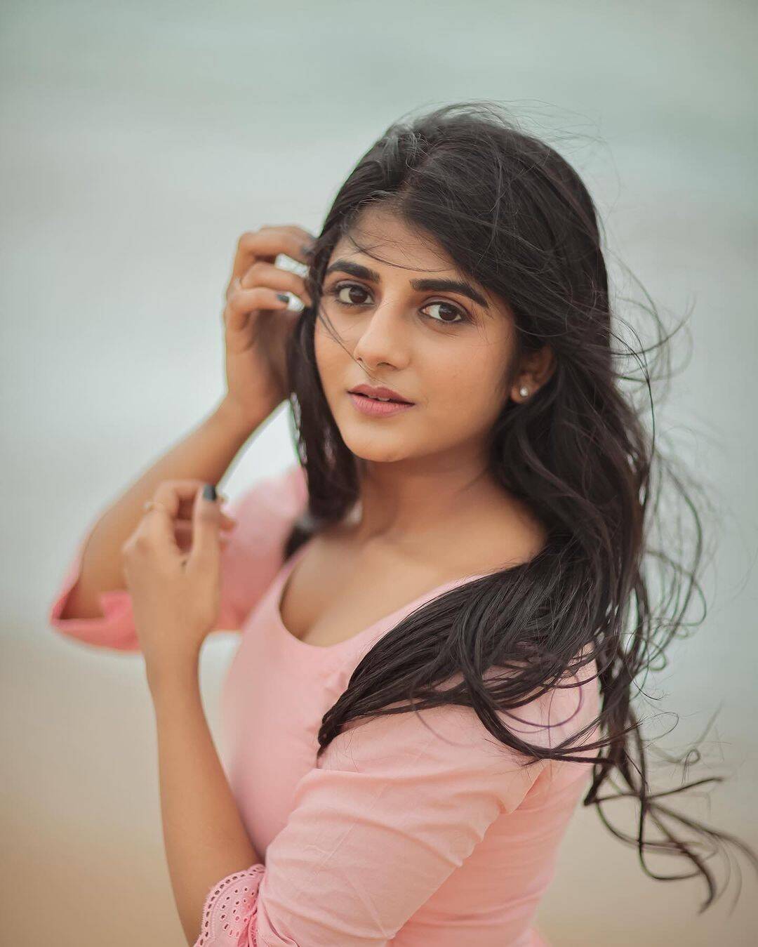 குட்ட கவுன்ல கண்ணுக்கு குளுகுளுன்னு இருக்கு!.. ரசிகர்களை ஜில்லாக்கிய கேப்ரியல்லா...