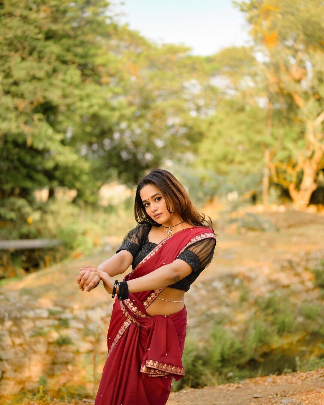 இடுப்புல இருக்க கொலுசுக்கே சொத்த எழுதலாம்!.. வாலிப பசங்களை இம்சை பண்ணும் காவ்யா...