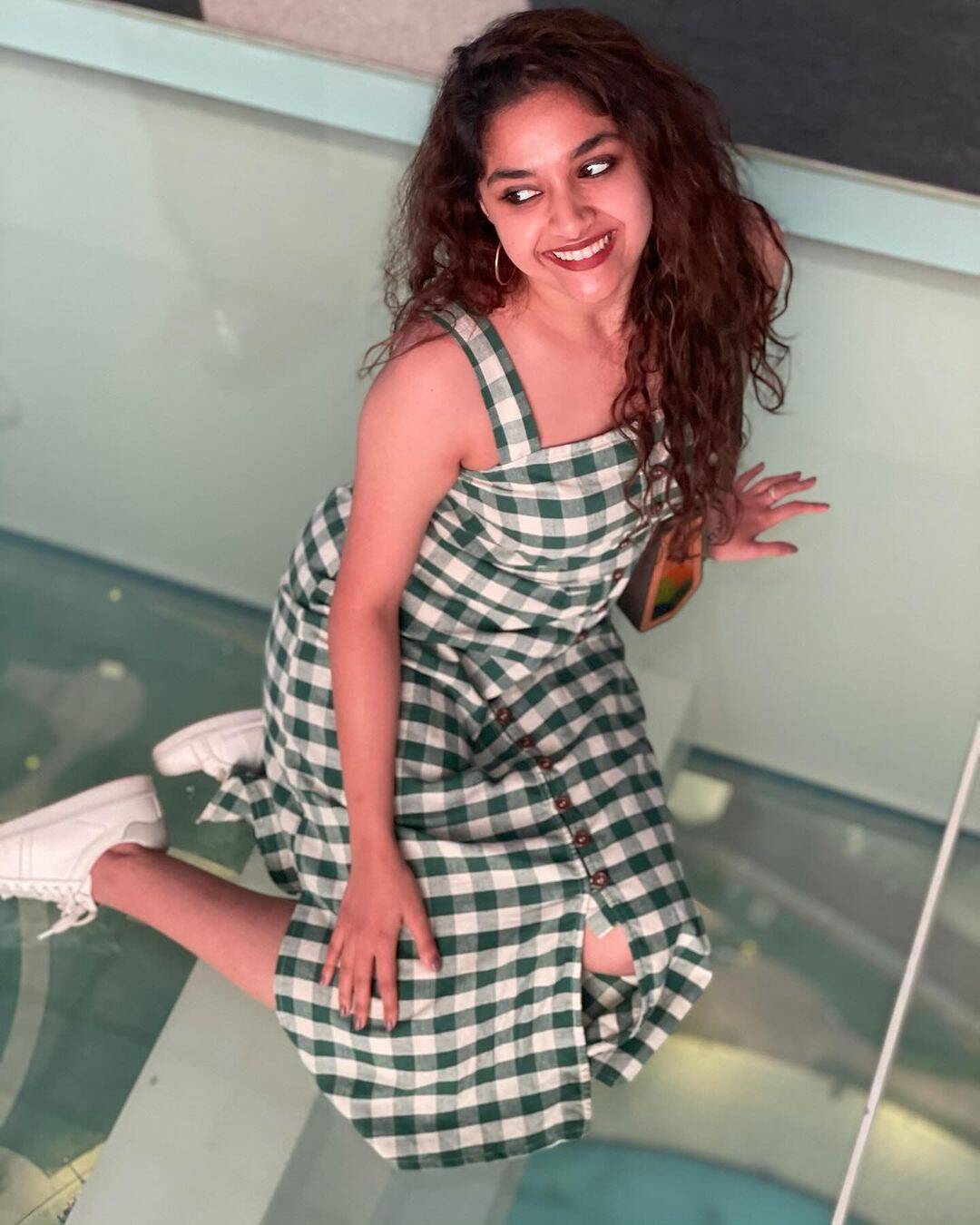 40 நாள் கழிச்சு கீர்த்தி சுரேஷ் பார்த்த அந்த வேலை!.. பெட்ல யாரோட படுத்துருக்காரு பாருங்க!..