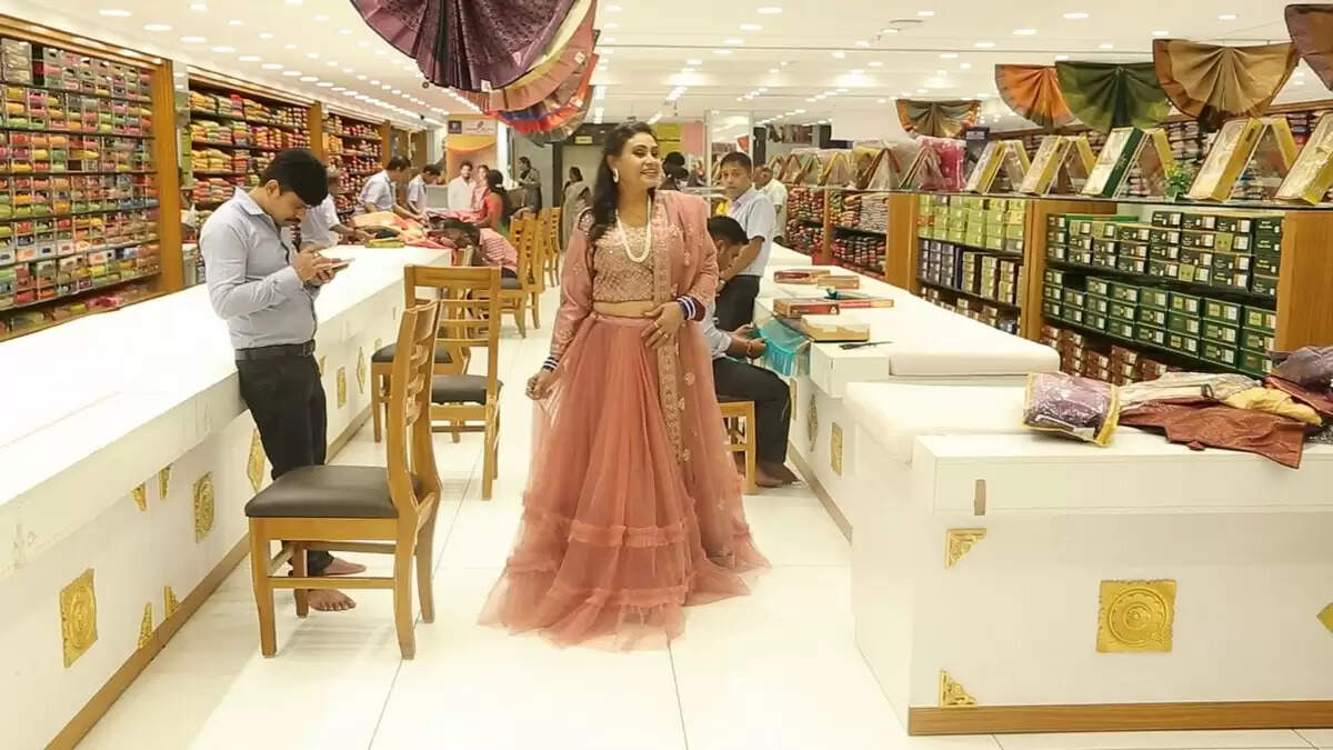 இந்த கடையில எல்லாமே செம ஒர்த்.. நடிகை கௌதமி செய்த பொங்கல் ஷாப்பிங்!.. வைரல் வீடியோ!
