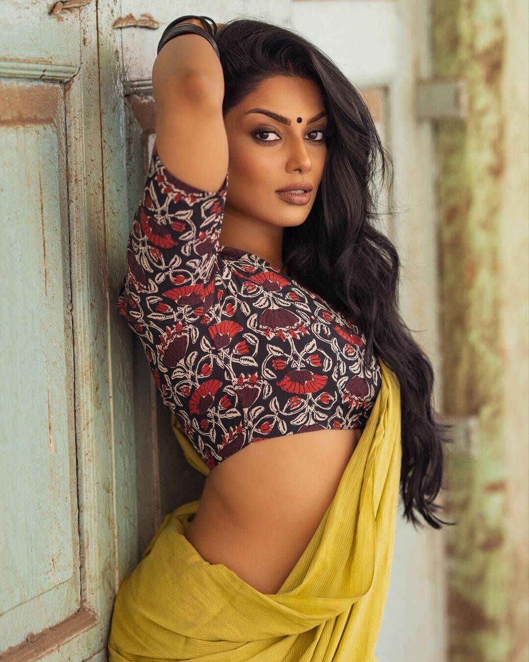 மொத்த அழகையும் காட்டுறதுக்கு சேலை எதுக்கு?!.. முரட்டுக்குத்து நடிகையின் முரட்டு கவர்ச்சி!...