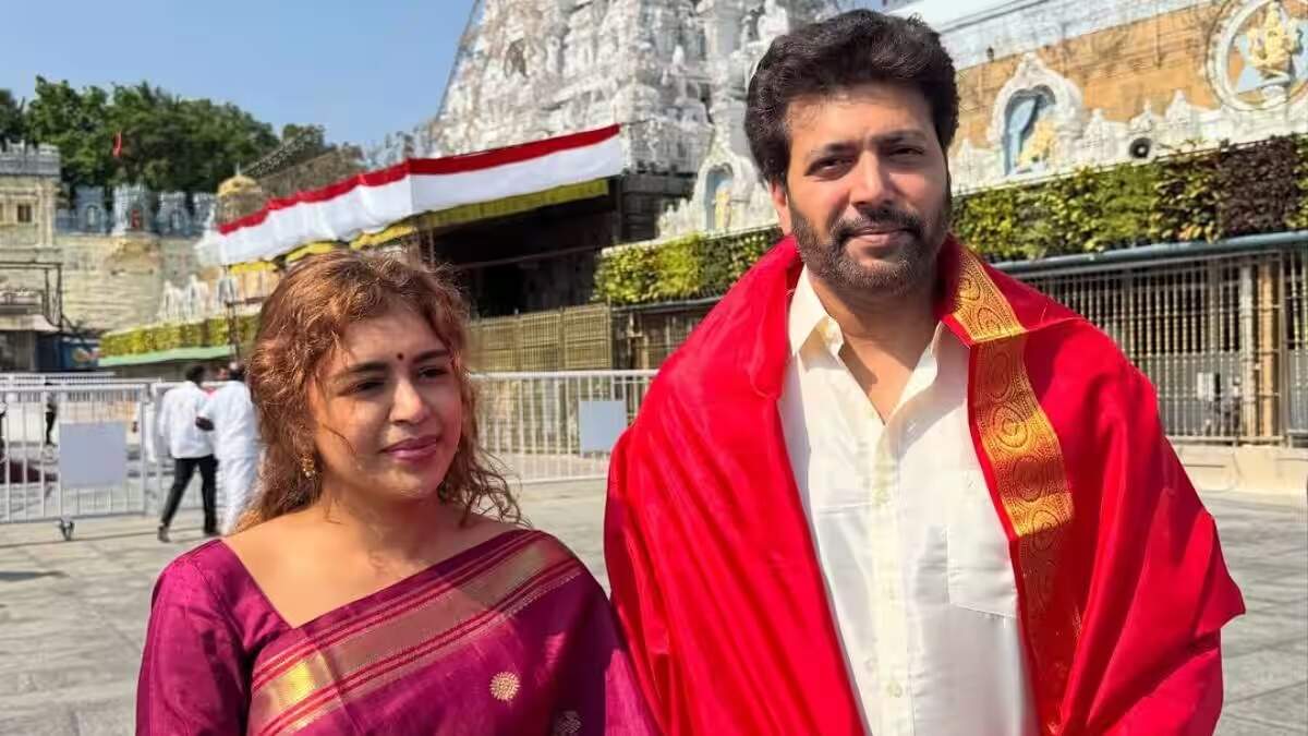 தேர்தல் நாளில் கெனிஷாவுடன் திருப்பதியில் சாமி தரிசனம் செய்த ரவி மோகன்
