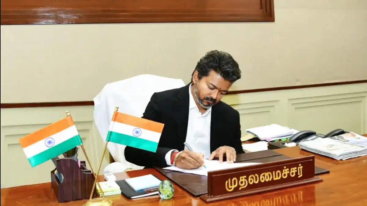 முதல்வர் என்பதையே ஒரு நொடியில் மறந்தாரா விஜய்? வைரல் வீடியோ!