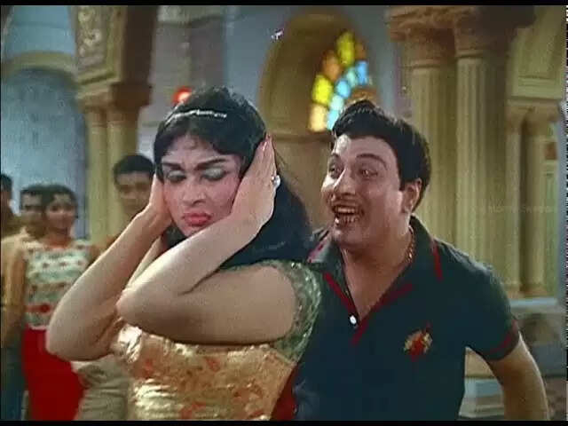 பாடல் வரிகளால் வந்த கோபம்!.. படப்பிடிப்பை நிறுத்திய எம்.ஜி.ஆர்!... அட அந்த படமா!...