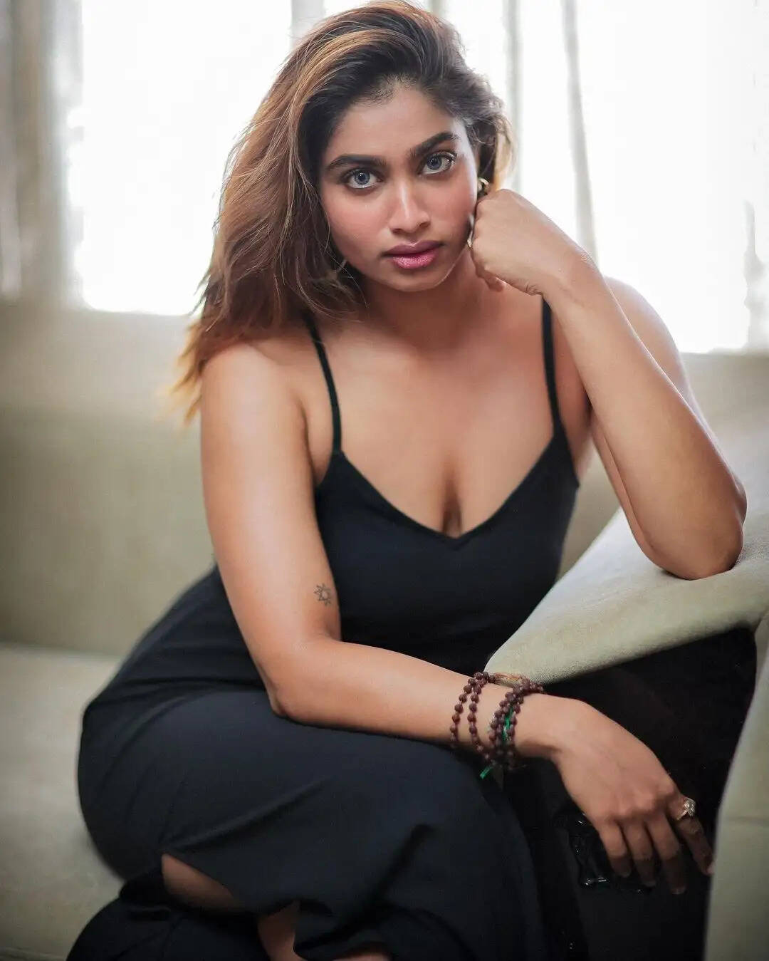முகத்த மட்டும் பாத்தா லைஃப் டைம் செட்டில்மெண்ட்!... ஷிவானியை ஜூம் பண்ணி ரசிக்கும் புள்ளிங்கோ!..