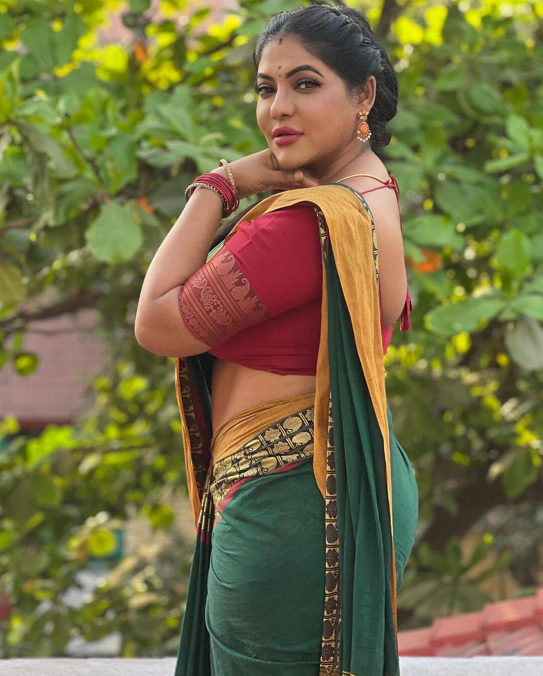 இதுக்கு மேல காட்டுனா பாடி தாங்காது!.. இது சைடு போஸ் இல்லடா.. சரியான போஸ்.. என ஜொள்ளு விடும் ஃபேன்ஸ்!