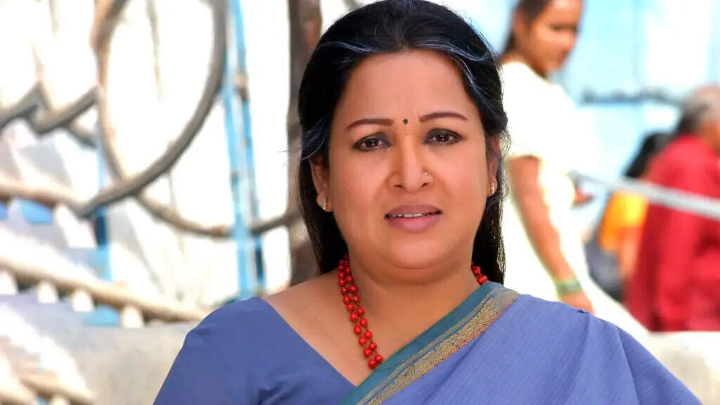 ஹீரோயினை கட்டிப்பிடிக்க தயங்கிய ரஜினி! மீனாவுக்கு ஒரு நியாயம்.. இந்த நடிகைக்கு ஒரு நியாயமா?