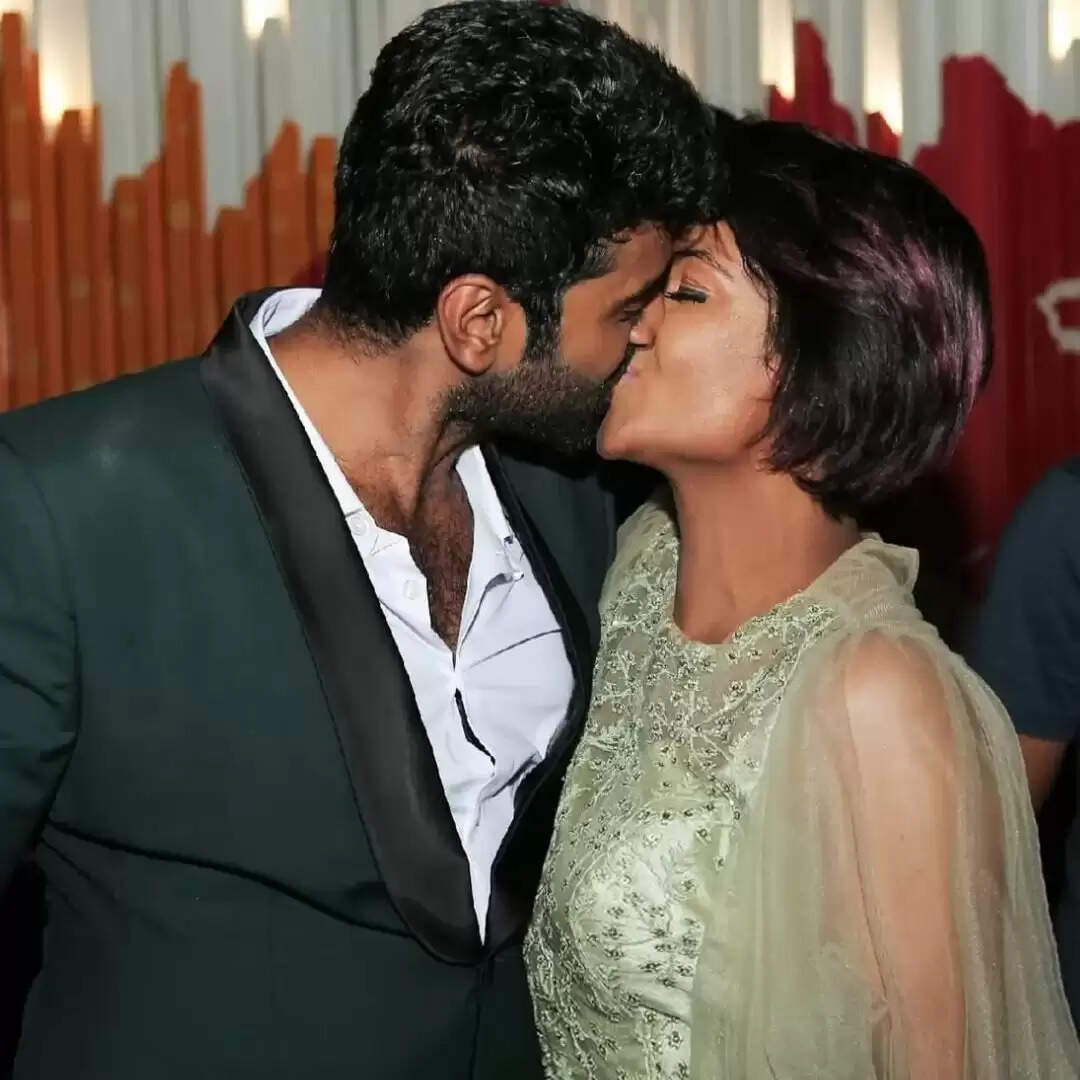 பழம்பெரும் நடிகரின் குடும்ப வாரிசு!  கணவருடன் நெருக்கமாக இருக்கும் புகைப்படத்தை வெளியிட்ட பாடகி