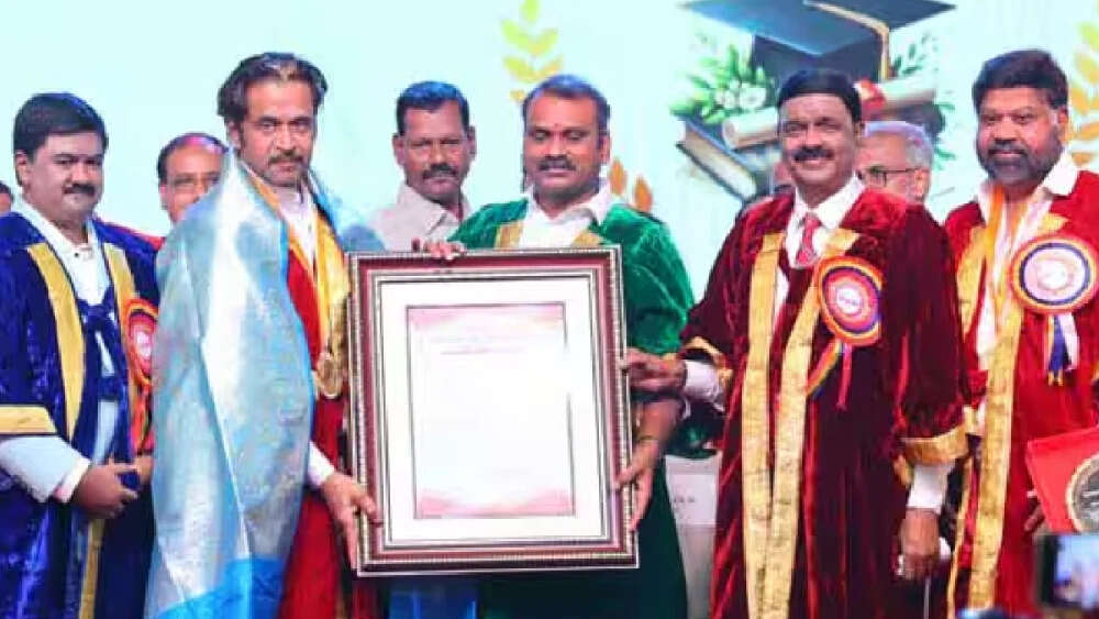 எங்க வந்து என்ன கேள்விக் கேட்குற.... டாக்டர் பட்டம் வாங்கின அர்ஜூன் பேசுறதைப் பாருங்க...!