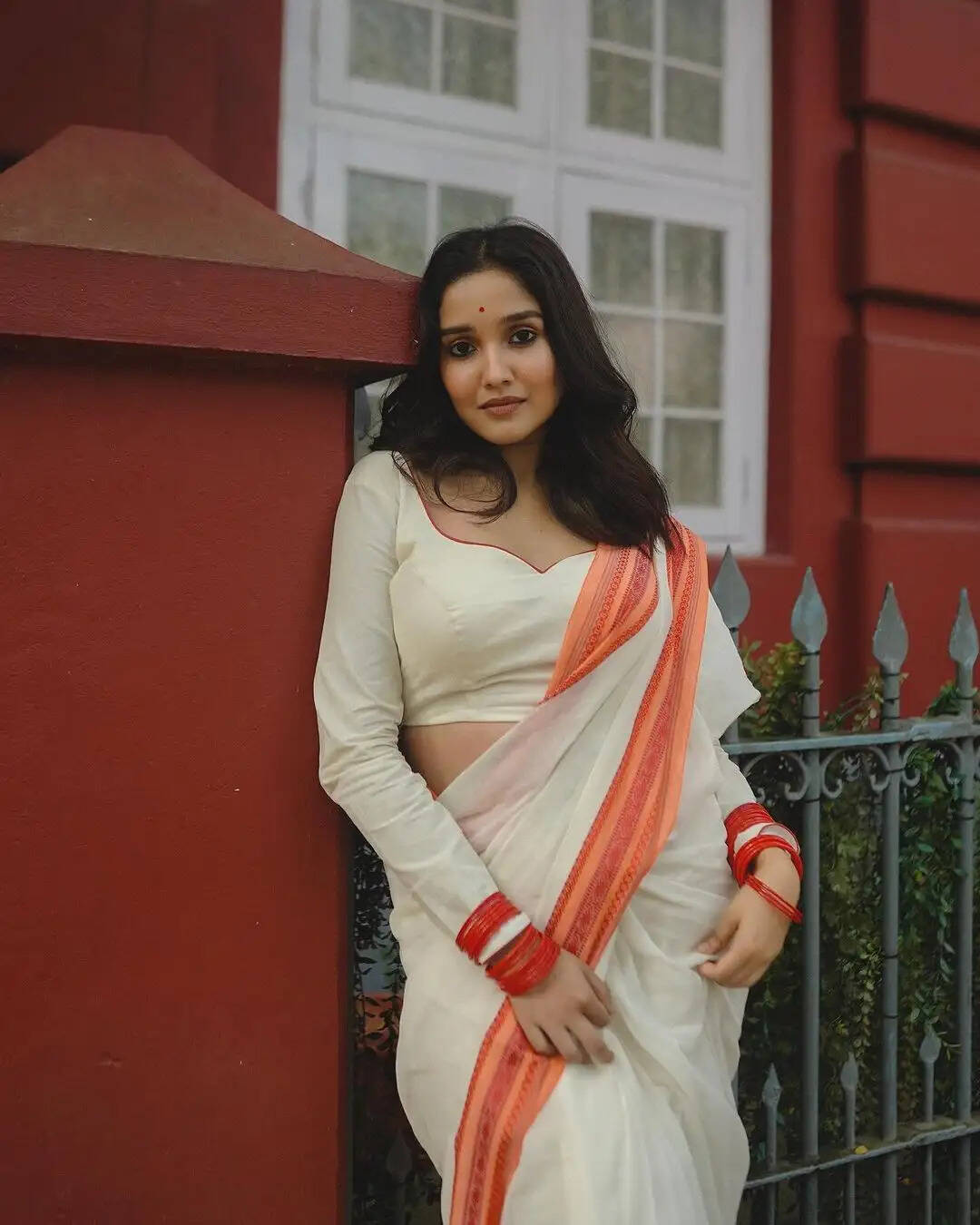 சிக்குன்னு இருக்கு பாப்பா!.. உன்ன பாத்தாலே மஜாதான்!.. நடுரோட்டில் அழகை காட்டும் அனிகா!..