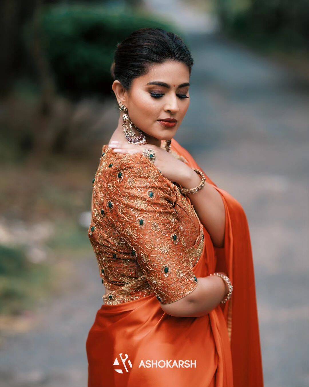 விஜய்க்கு ஜோடியானதும் கிளாமர் கூடிடுச்சி!.. புடவையில் சுண்டி இழுக்கும் சினேகா!..