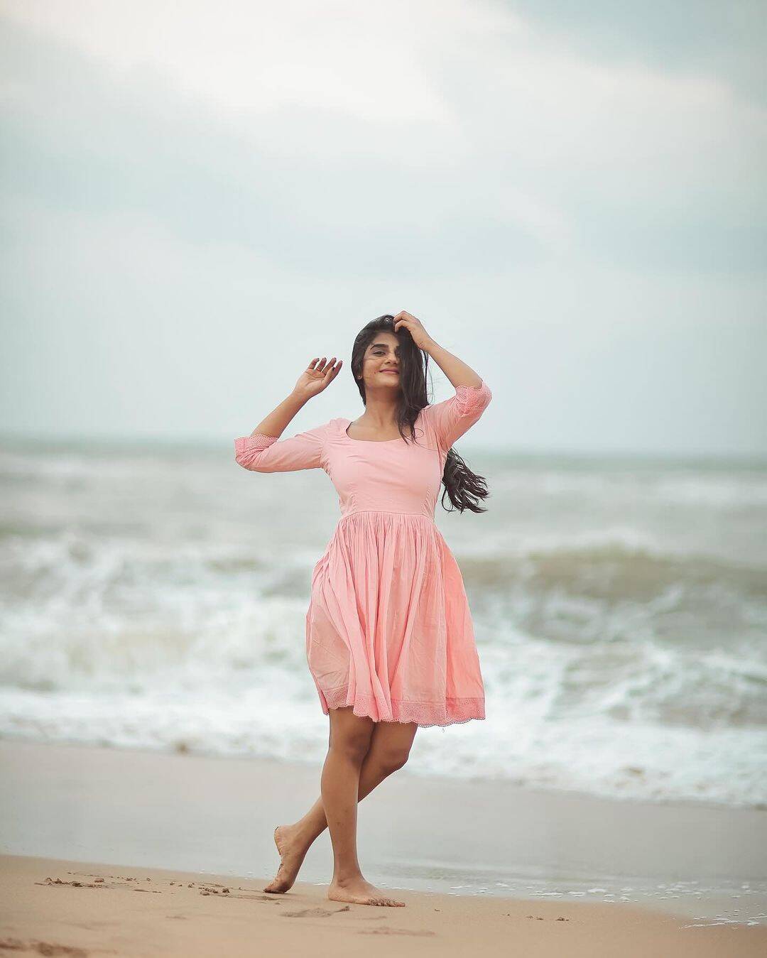 குட்ட கவுன்ல கண்ணுக்கு குளுகுளுன்னு இருக்கு!.. ரசிகர்களை ஜில்லாக்கிய கேப்ரியல்லா...
