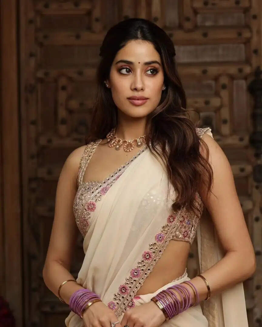 ப்ப்பா!.. சும்மா தளதளன்னு இருக்கு உடம்பு!.. பாவாடை தாவணியில் சூடேத்தும் ஜான்வி கபூர்!..