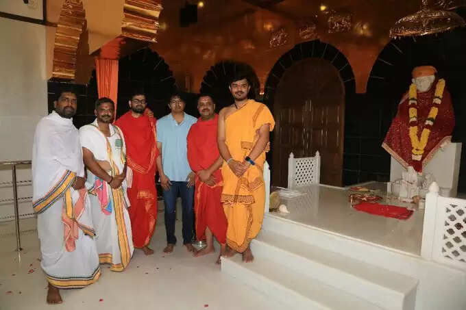 அரசியல் களத்தில் இறங்குவதற்கு முன்னர் எல்லாரையும் கவர் செய்யும் விஜய்… எங்க நிக்கிறாரு பாருங்க!