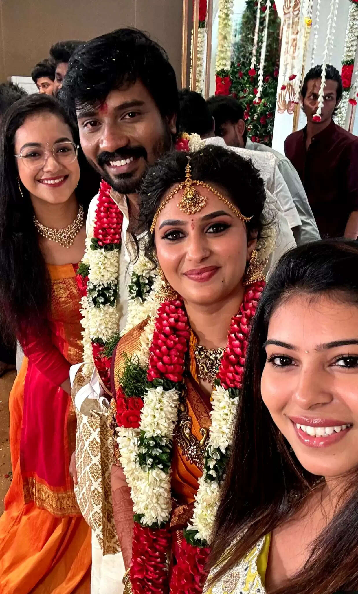 கோலாகலமாக நடந்த வெற்றிவசந்த் - வைஷ்ணவி திருமணம்… வைரலாகும் புகைப்படங்கள்
