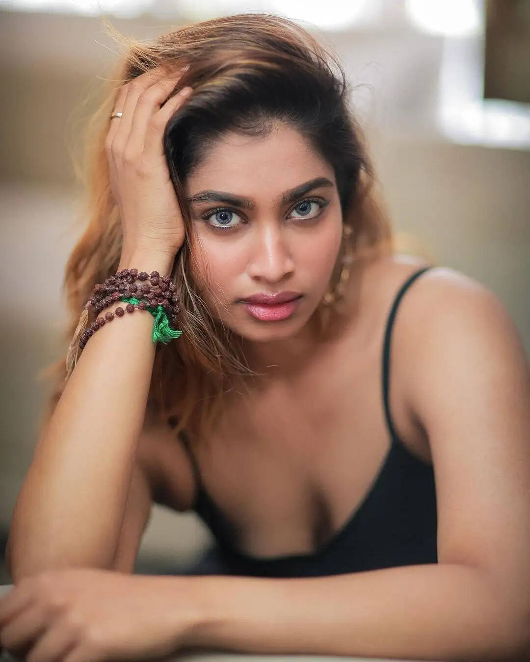 கண்ட்ரோல் இருந்தா பாருங்க!... லாங் கவுனில் மொத்த அழகையும் காட்டும் ஷிவானி...