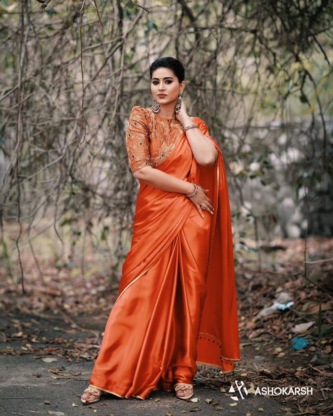விஜய்க்கு ஜோடியானதும் கிளாமர் கூடிடுச்சி!.. புடவையில் சுண்டி இழுக்கும் சினேகா!..
