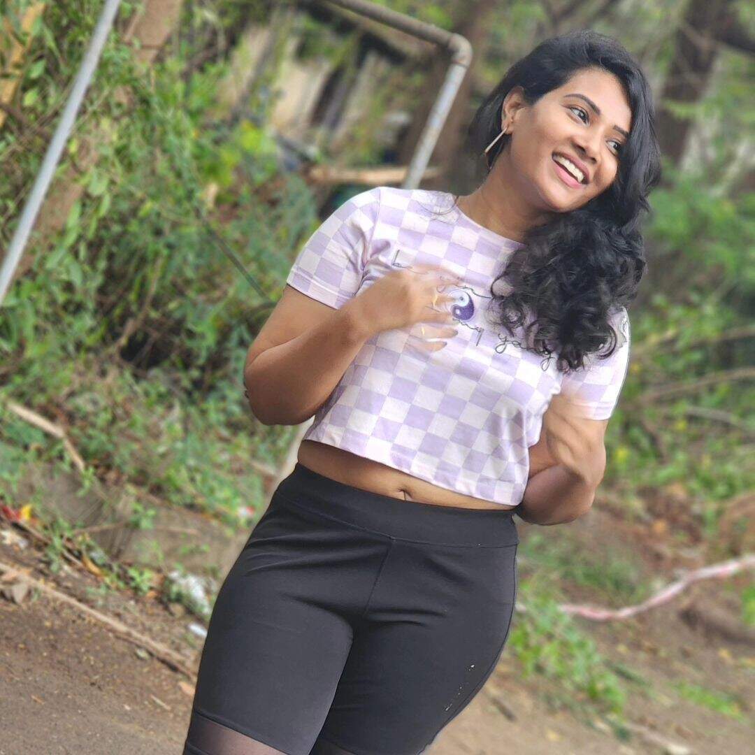 பாதி டிரெஸ்ல காட்டினா பல்ஸ் எகிறுது!.. ஃபோகஸ் பண்ணி ரசிக்கும் காஜி ஃபேன்ஸ்...