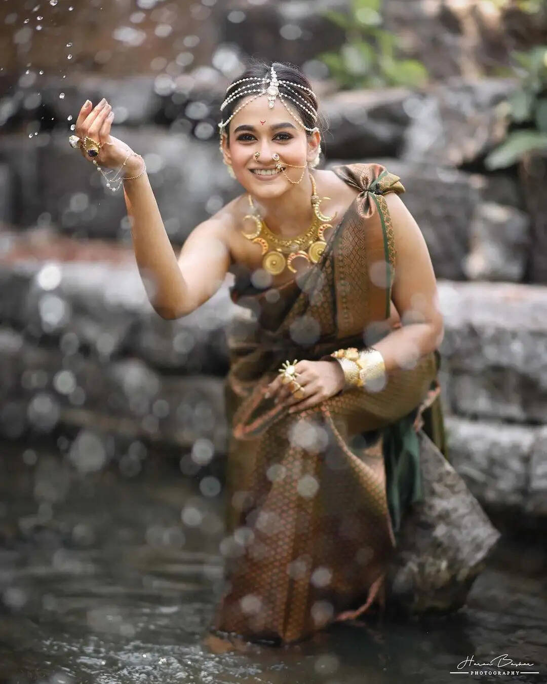 ஜாக்கெட் எங்கேம்மா காணோம்!.. காவியாவை பார்த்து கலாய்த்து தள்ளும் ஃபேன்ஸ்!.. இவங்கதான் இந்திராணியாம்!