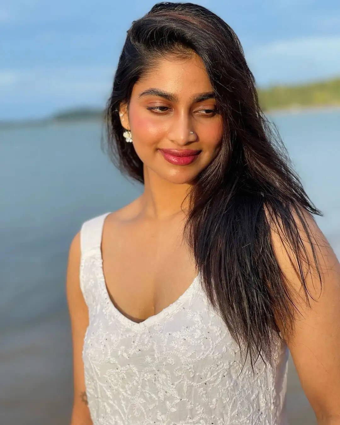முண்டா பனியனில் சும்மா தூக்கலா இருக்கு!.. பீச்சில் டைம் பாஸ் பண்ணும் ஷிவானி!...