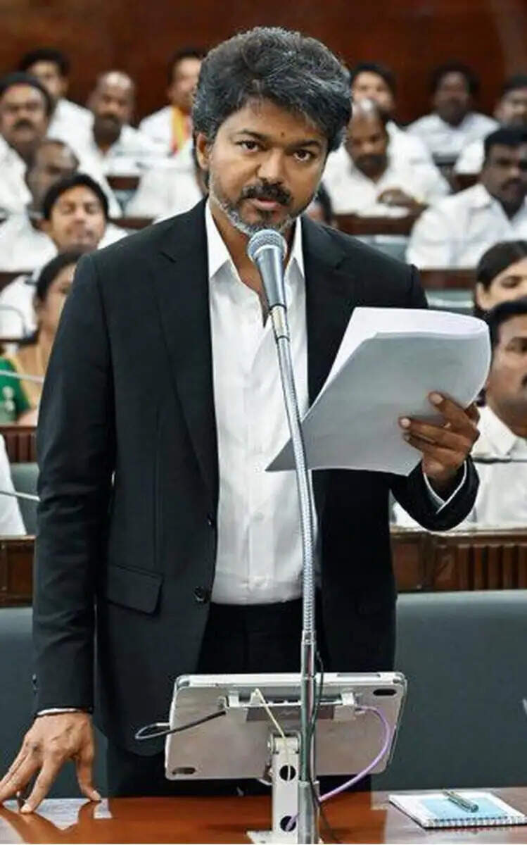முதல்வருக்கு உண்டான மரியாதையே போச்சு…. சீரியல் நிறுத்த சொல்லி கதறிய ரசிகர்!