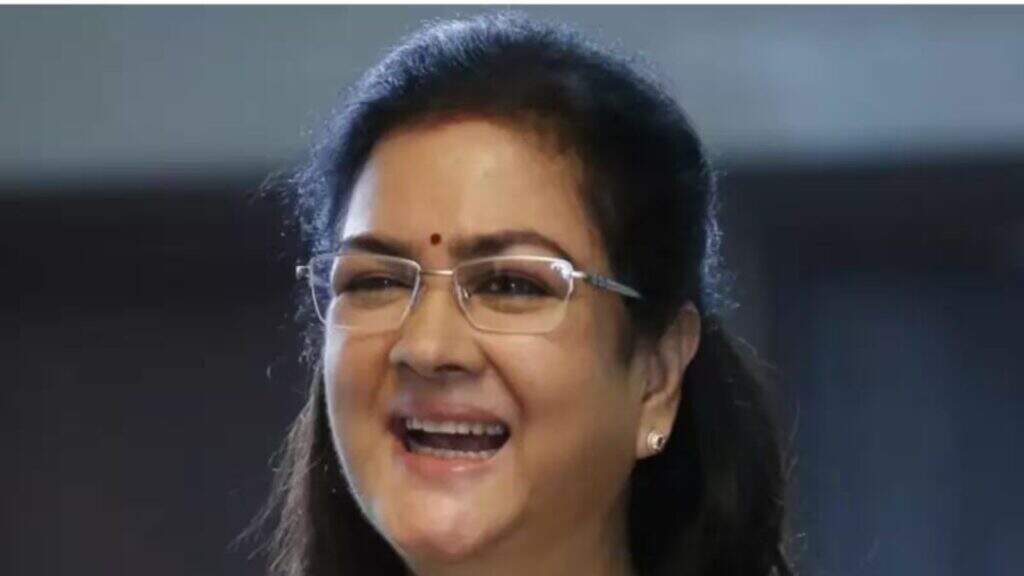 எந்தப் பக்கம் போட்டாலும் கோல் அடிப்பாங்களே!  &lsquo;முத்து&rsquo; படத்தில் நடிக்க இருந்த நடிகை.. வேண்டாம் என மறுத்த ரஜினி