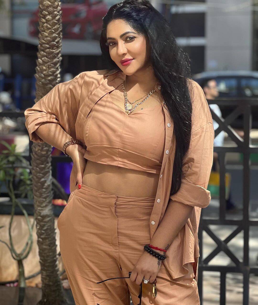 சீரியலில் இழுத்து மூடி நடிக்கும் ரேஷ்மாவா இது?!.. சும்மா திறந்து காட்டி மூடு ஏத்துறாரே!..
