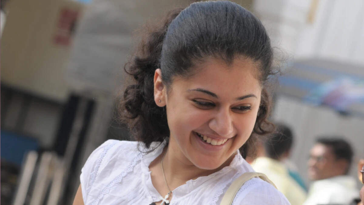 ஓ! இதான் இப்படத்தில் டாப்ஸிக்கு அப்புடி நெருக்கமாக காட்சி இல்லையா? பாவம் தானுங்க!..