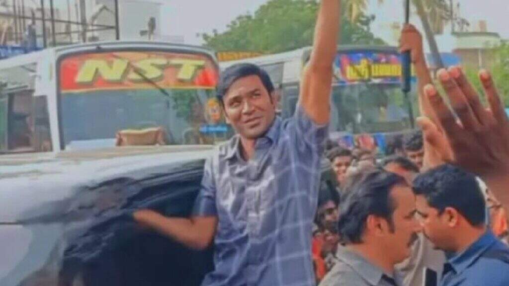 மீண்டும் துள்ளுகிறதே தனுஷின் இளமை... இட்லி கடை படத்தோட புது ஸ்டில்லைப் பாருங்க..!
