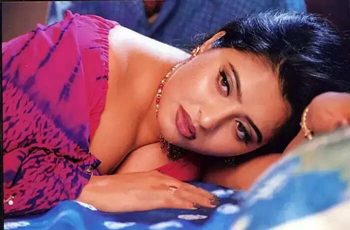 ஏன்டா அப்படி நடிச்சோம்னு அழுதுக்கிட்டு இருக்கேன்!.. கண்ணீர் விட்டு கதறும் மும்தாஜ்!...