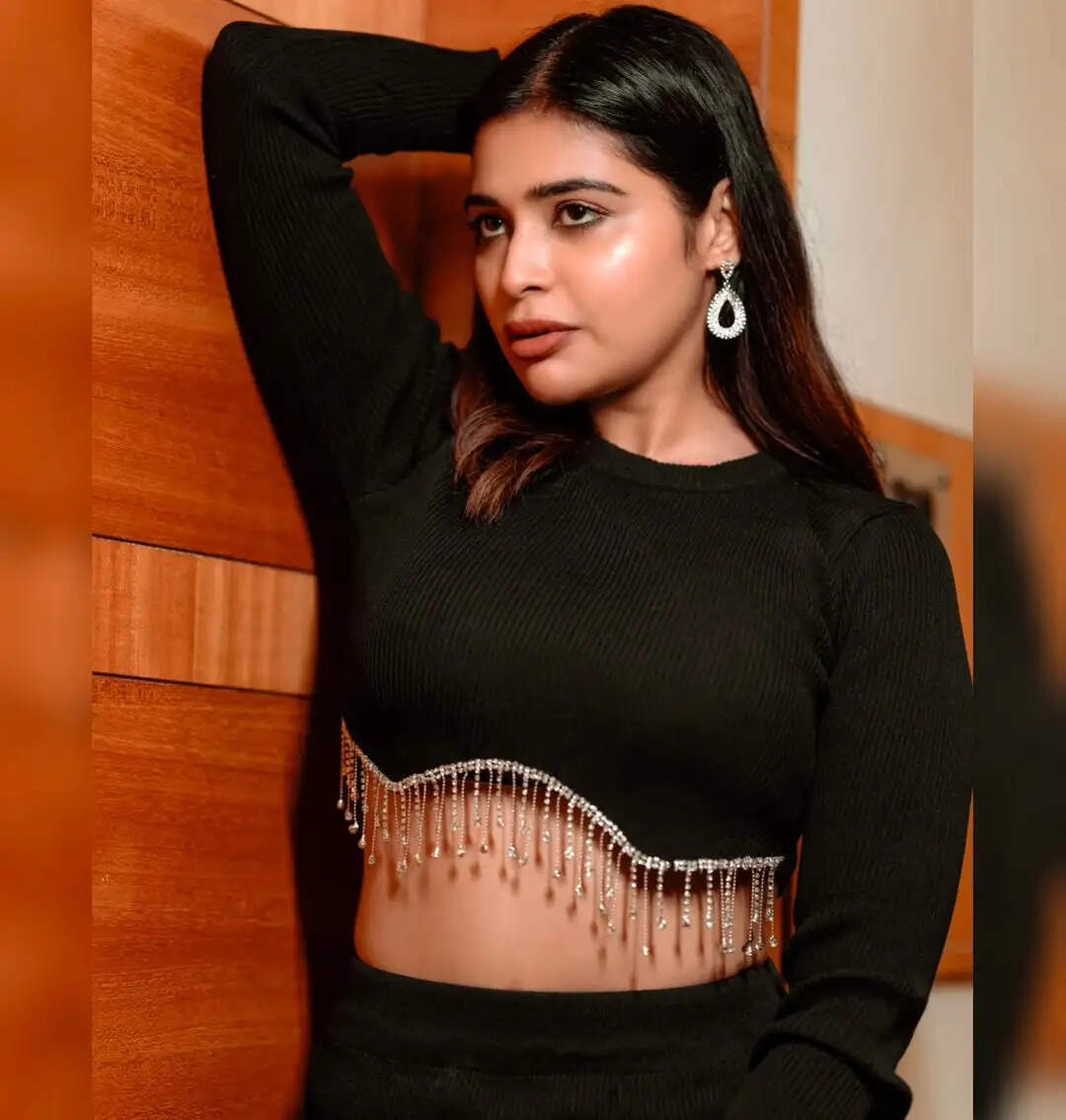 குஷி ஜோதிகாலாம் ஓரம்போங்க!.. கருப்பு டிரெஸ்ஸுக்கு நடுவே கில்மாவா இடுப்பை காட்டிய தர்ஷா குப்தா!..