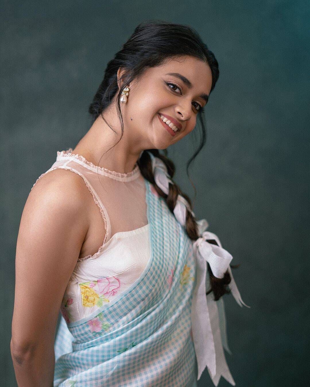 ஹிந்தி படத்தில் படு கிளாமராக கீர்த்தி சுரேஷ்!.. வைரலாகும் ஹாட் பிக்ஸ்!...
