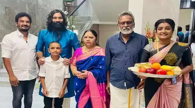 திருமணத்திற்கு பின் அப்பா - அம்மாவை ஒதுக்கிய தனுஷ்!.. ஐஸ்வர்யாதான் காரணமா?!..