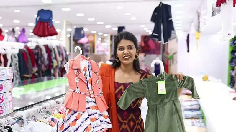 பட்டுப் புடவையில் பை ஒன் கெட் ஒன் ஃஃபாரா?.. விஜய் டிவி நடிகை செய்த பர்ச்சஸ் வீடியோ!...