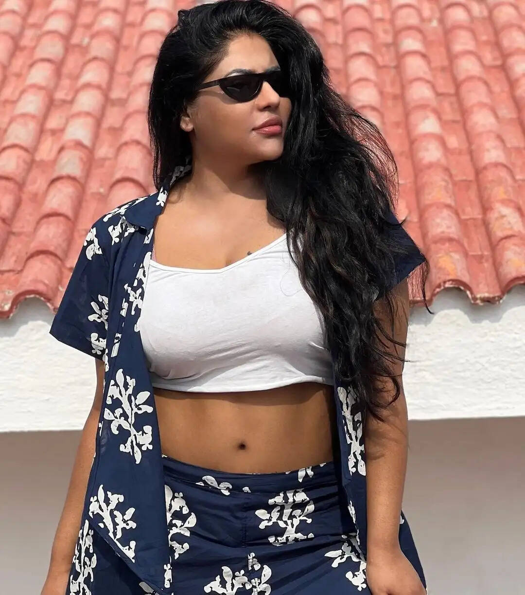 வெயிலுக்கு இப்படி கழட்டிவிட்டா காத்தோட்டமா இருக்கு!.. சம்மரிலும் ஜில்லாக்கும் ரேஷ்மா!...