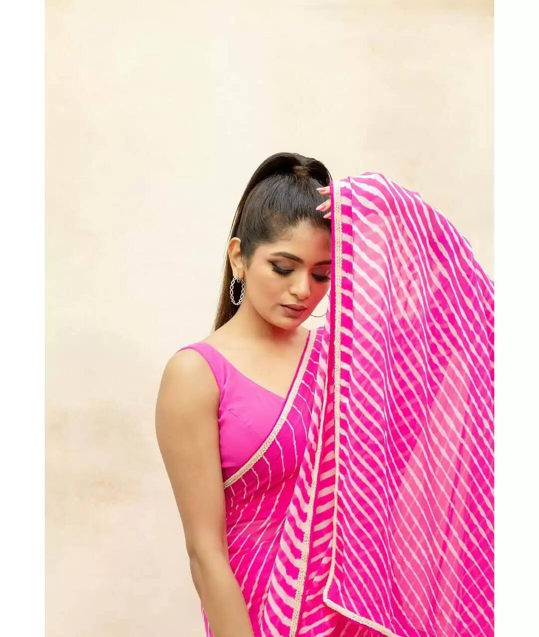 கை இல்லாத ஜாக்கெட்டு கண்ண கட்டுது!.. கட்டழகில் அசர வைக்கும் அதிதி ஷங்கர்...
