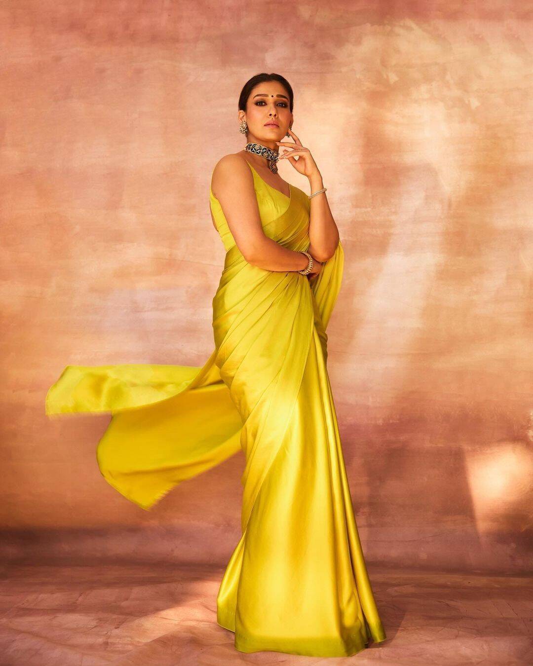 இத பாத்து சொல்லுங்க!. நான்தான நம்பர் ஒன்!. புடவையில் அசர வைக்கும் நயன்தாரா!...
