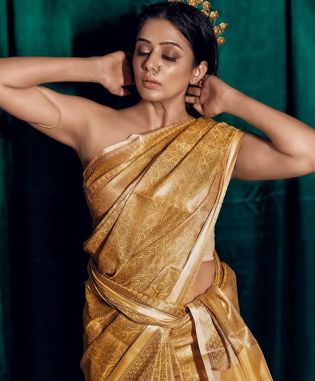 இன்னைக்கு நைட்டு தூக்கம் காலி!.. ஜாக்கெட் இல்லாம போஸ் கொடுத்து சூடேத்தும் பிரியாமணி...