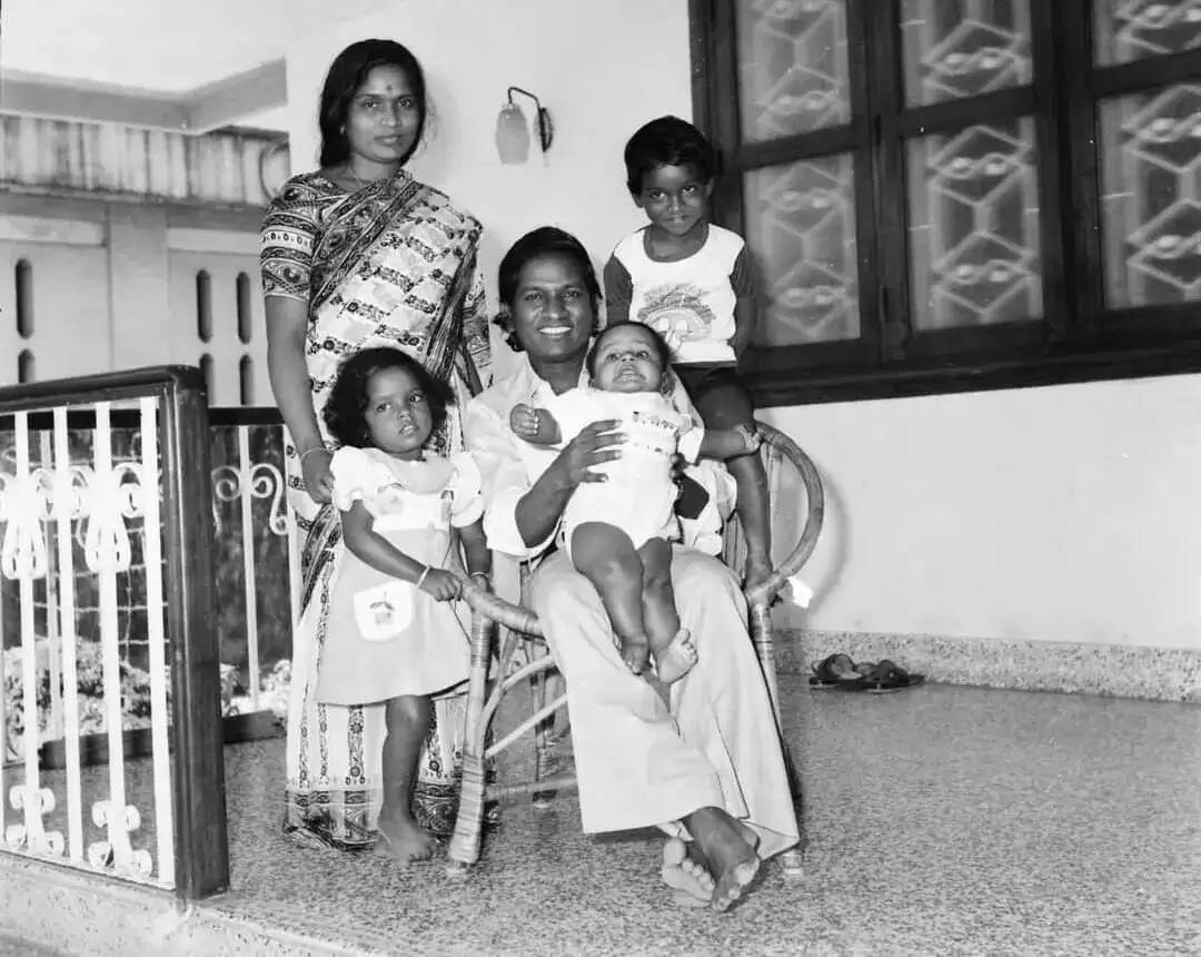 இளையராஜாவின் மடியில் சிறுமியாக பவதாரிணி!. போட்டோவ பாக்கும்போதே கண்ணு கலங்குதே!..