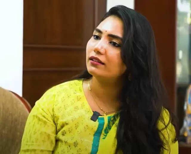 ரோமியோ ஜூலியட் படத்தில் இருந்த பெண் கதாபாத்திரங்கள் எல்லாருக்குமே நான் தான் டப்பிங் பேசினேன்!...