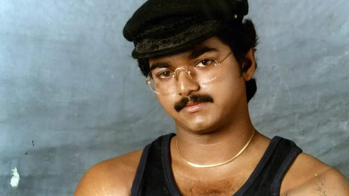 தகர டப்பா மூஞ்சி!.. விஜயை கலாய்த்த எழுத்தாளர்!. கோபத்தில் கையை வெட்டப்போன எஸ்.ஏ.சி..