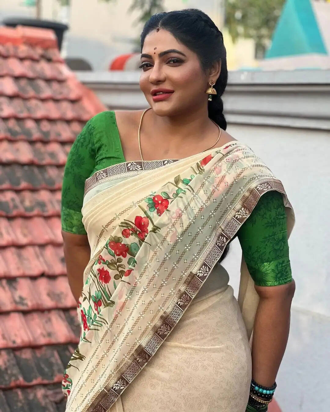 அவ்ளோ வெறி புஷ்பாவுக்கு!.. இடுப்புல கை வச்சு கடிச்சித் திங்கிற மாதிரி பார்க்கிறாரே ரேஷ்மா!..