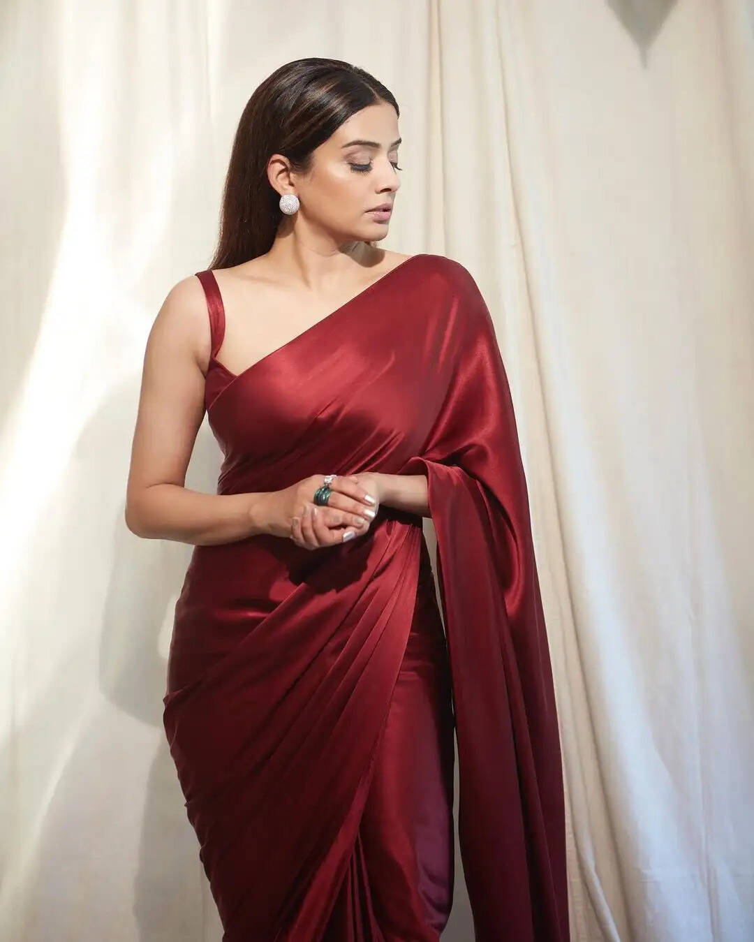 வீக் எண்டுக்கு இது செம டீரீட்டு!.. சைனிங் புடவையில் சைனிங் அழகை காட்டும் பிரியாமணி!...