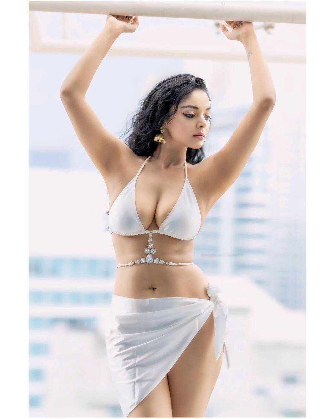 இன்னைக்கு இன்ஸ்டாகிராமே குலுங்க போகுது!... பிட்டு பட நடிகைக்கு டஃப் கொடுக்கும் சனம் ஷெட்டி!...