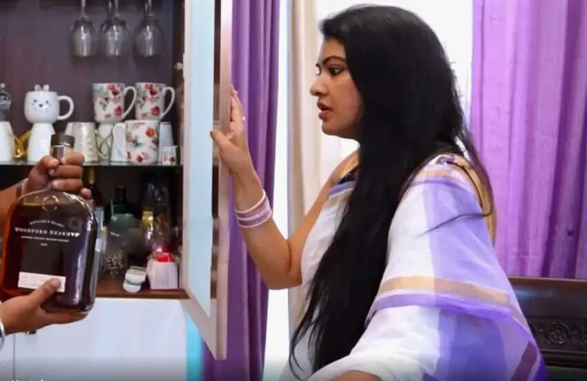 வீட்டில் பார் வைத்திருக்கும் பிரபல சின்னத்திரை நடிகை! அம்மாடி!... இவரா இப்படி!!