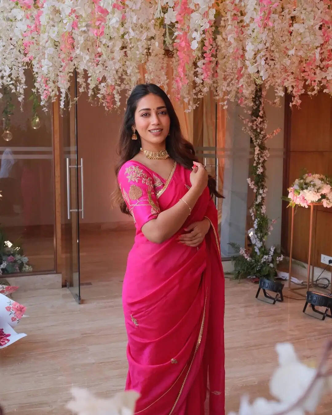 கல்யாணத்தில் கலக்கல் போஸ் கொடுத்த நிவேதா பெத்துராஜ்!.. ‘அண்ணியார்’ என குவியும் கமெண்ட்ஸ்!..
